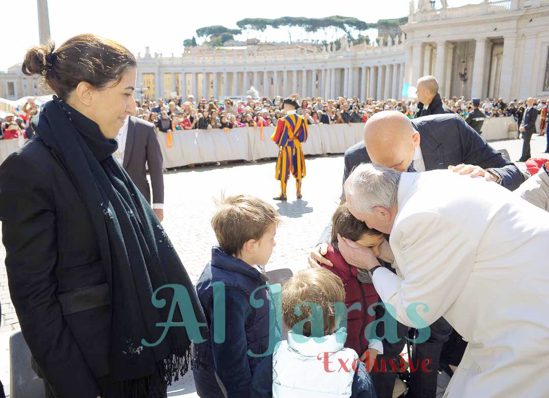 البابا فرنسيس ينحني ليقبّلأ ابن ريكاردو كرم في عيده السادس
