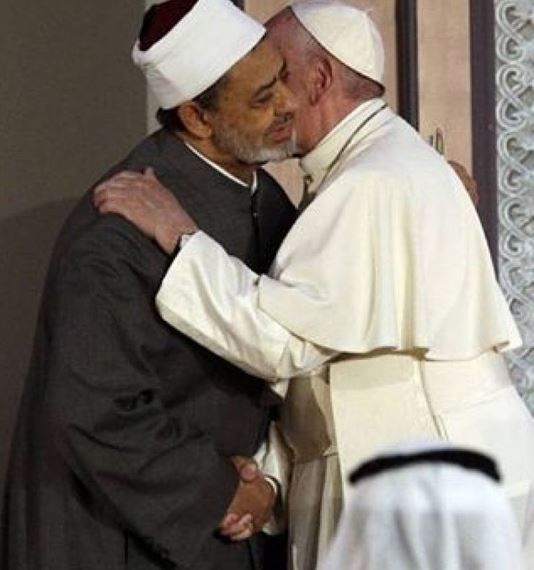 البابا فرنسيس يحضن شيخاً مسلماً
