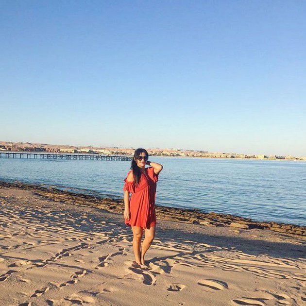 الإعلامية المصرية دينا صالح بفستان قصير