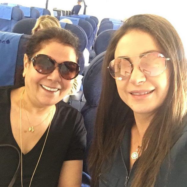 ديمة قندلفت وصباح الجزائري على متن الطائرة، وظهرتا على طبيعتهما بدون مكياج