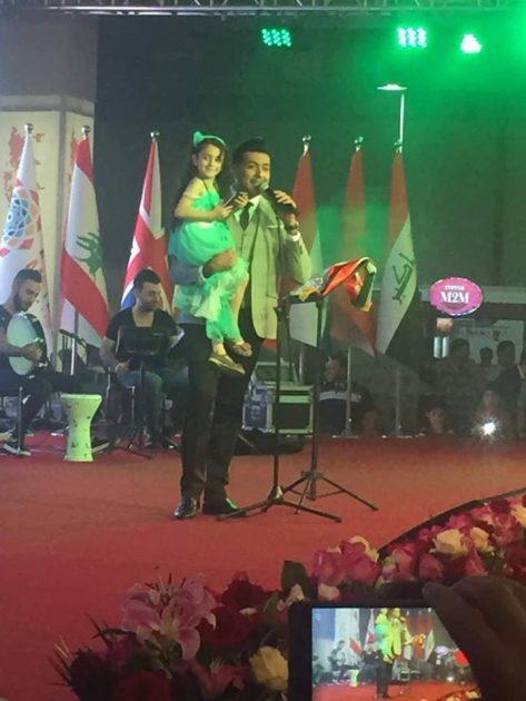 همام إبراهيم يغني لطفلة في حفله