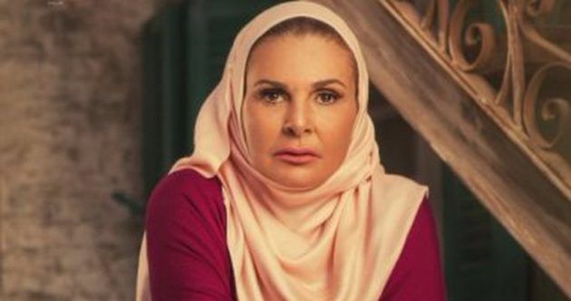 الفنانة المصرية يسرا بالحجاب في مسلسلها الرمضاني الجديد (الحساب يجمع)
