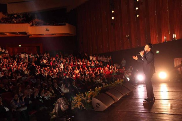 محمد حماقي على المسرح