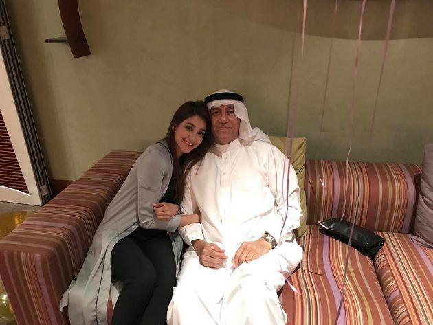 الممثلة السعودية أسيل عمران برفقة والدها