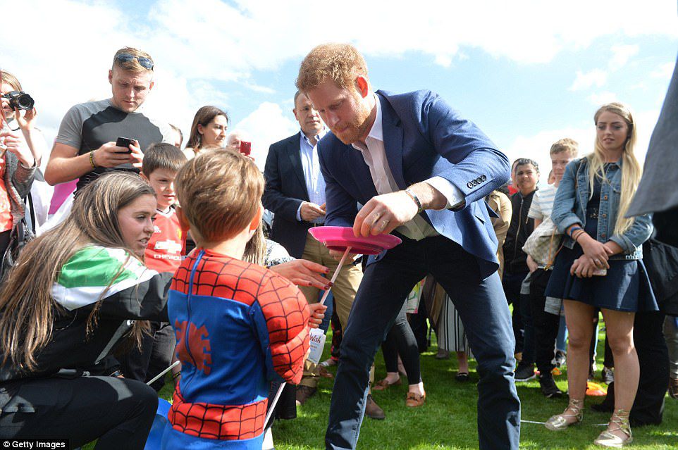 الأمير هاري يلعب مع طفل والده أصبح شهيداً