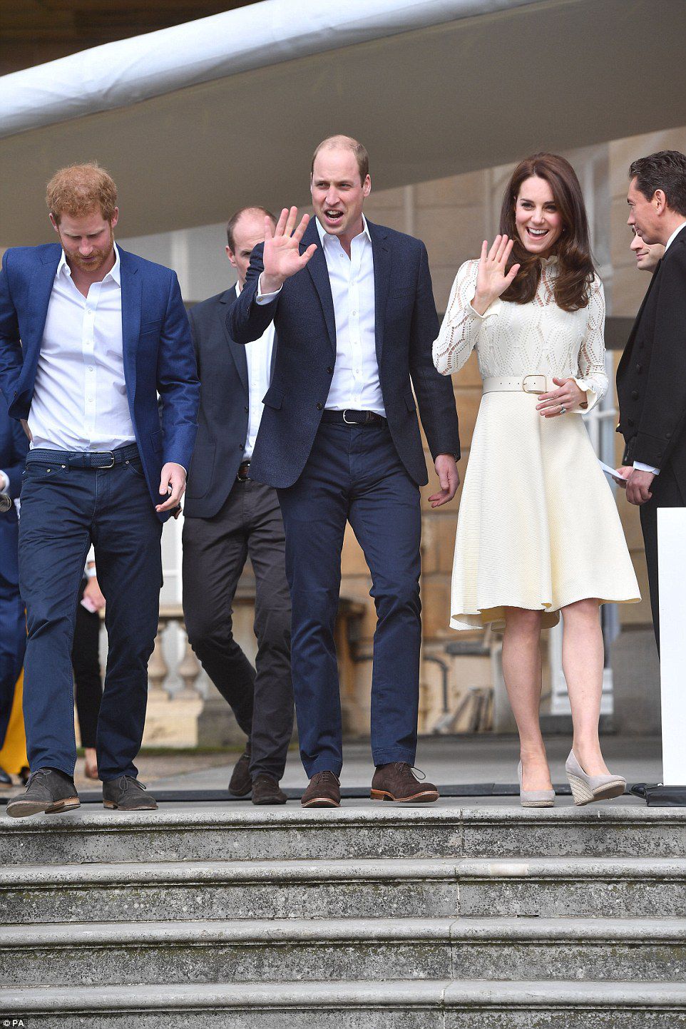 الأمير ويليام والدوق كيت مدلتون والأمير هاري يستقبلون الأطفال