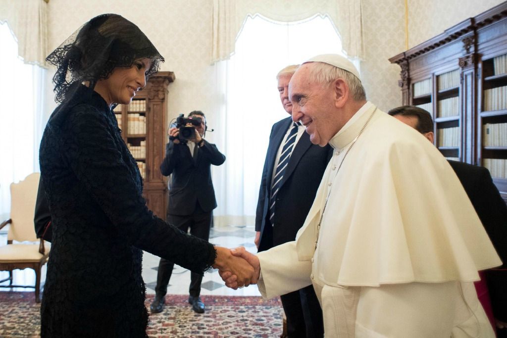 ميلانا ترامب تضع وشاحاً على رأسها في الفاتيكان وأمام البابا فرنسيس