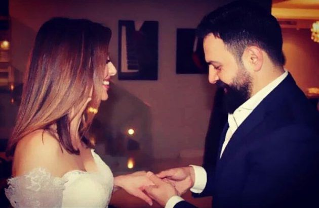 النجم السوري تيم حسن يضع خاتم الزواج بيد والإعلامية فاء الكيلاني