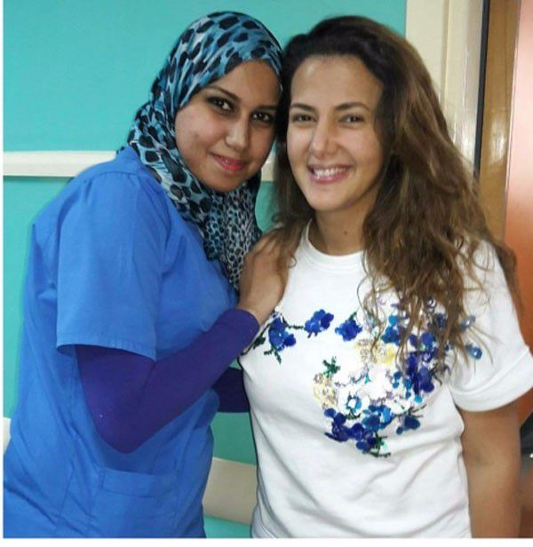 الصورة التي انتشرت لدنيا سمير غانم برفقة إحدى الممرضات
