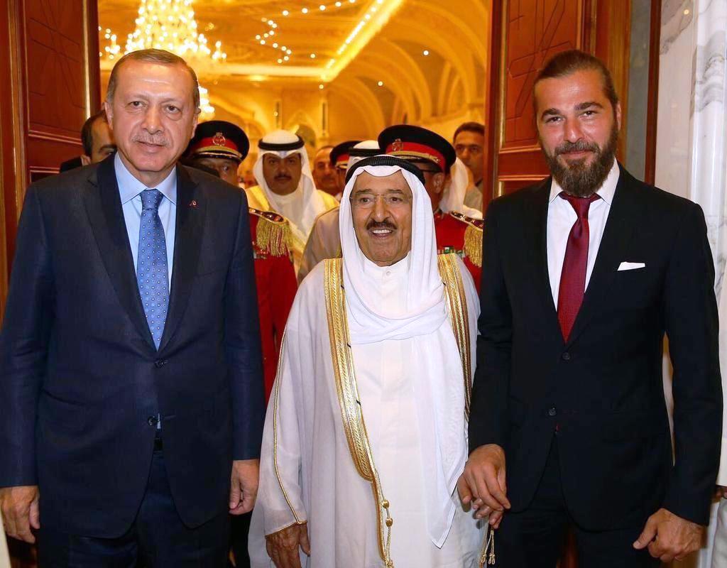 الممثل التركي أنجين ألتن ورئيس تركيا رجا الطيب أردوغان يتوسطهما أمير الكويت الشيخ صباح