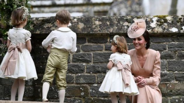 كيت ميدلتون تداعب ابنتها الأميرة شارلوت أمام الكنيسة