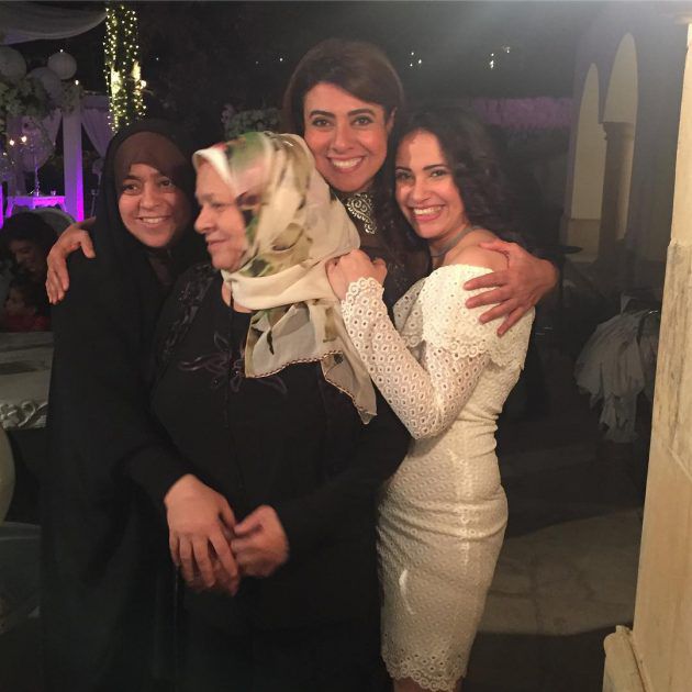 نشوى مصطفى برفقة والدتها وشقيقتيها