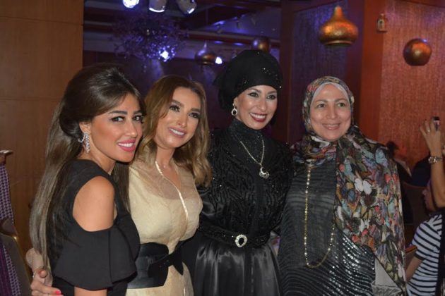 الممثلة المصرية روجينا برفقة صديقاتها