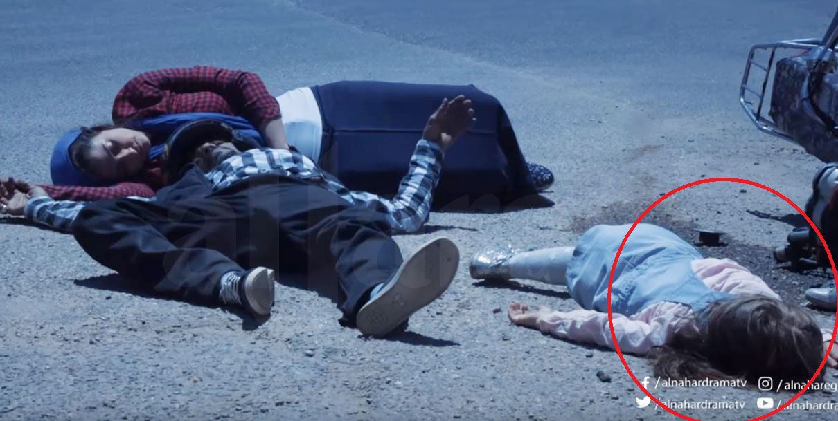صورة أخرى لملك التي وقعت على وججها الأيمن ونرى حنان مطاوع أيضاً مرمية على الأرض مع الشخص الذي تسبّب بمقتل لطفلة
