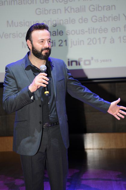 غبريال عبد النور ينشد على مسرح اليونسكو في باريس