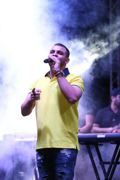 محمد رشاد يغني على المسرح