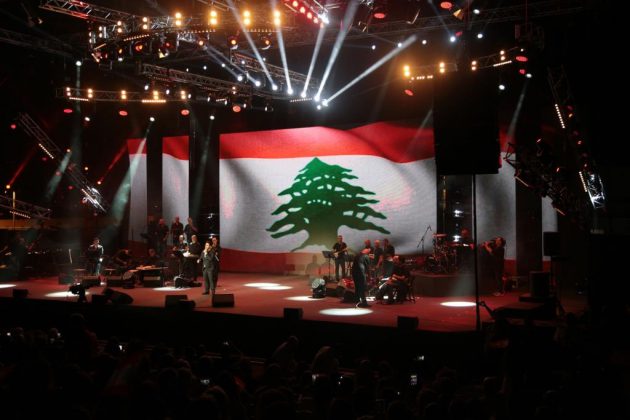 علم لبنان يضيء شاشة المسرح