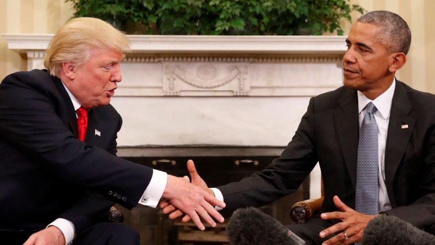 بداية المصافحة بين الرئيس السابق أوباما وترامب ونلاحظ نظرة ترامب إلى يد أوباما ما يعني الاستعداد بينما أوباما ينظر إلى وجه ترامب بكامل الجهوزية