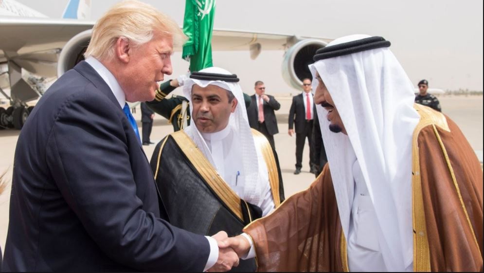 ترامب صافح الملك السعودي تبعاً للبروتوكول ولم يجرؤ على استعراض القوى بالمصافحة كما ترون في الصورة