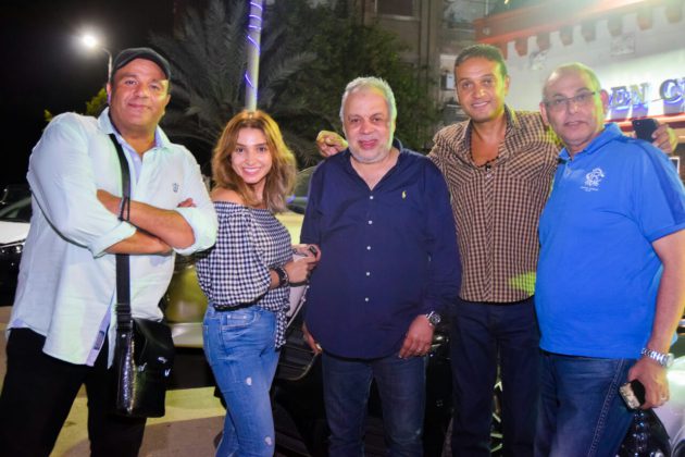 روجينا وزوجها أشرف زكي برفقة محمد فؤاد ومجموعة من الحضور