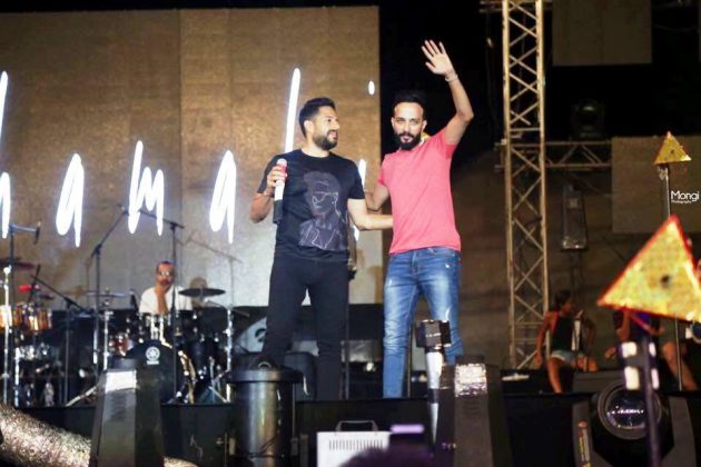 النجمان المصريان أحمد عصام ومحمد حماقي على المسرح