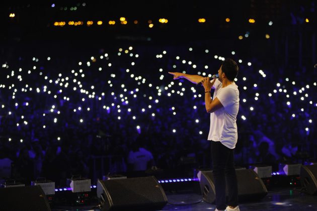 جمهور حماقي يشعل الأنوار أثناء غناء مابلاش