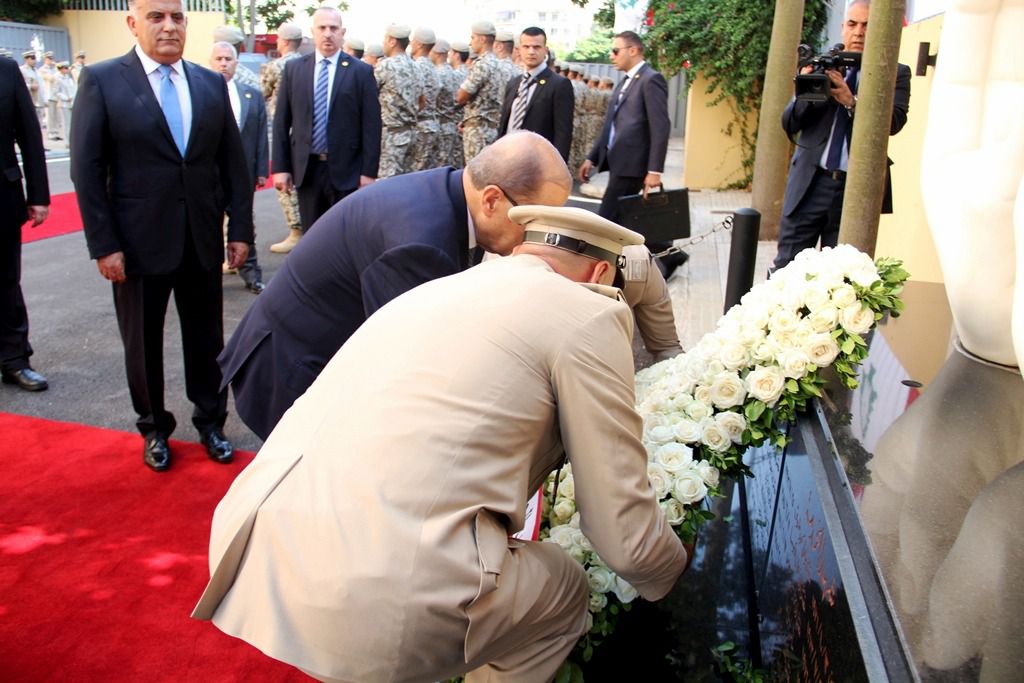 رئيس الجمهورية الذي وضع إكليلاً من الزهر على النصب التذكاري لشهداء الأمن العام
