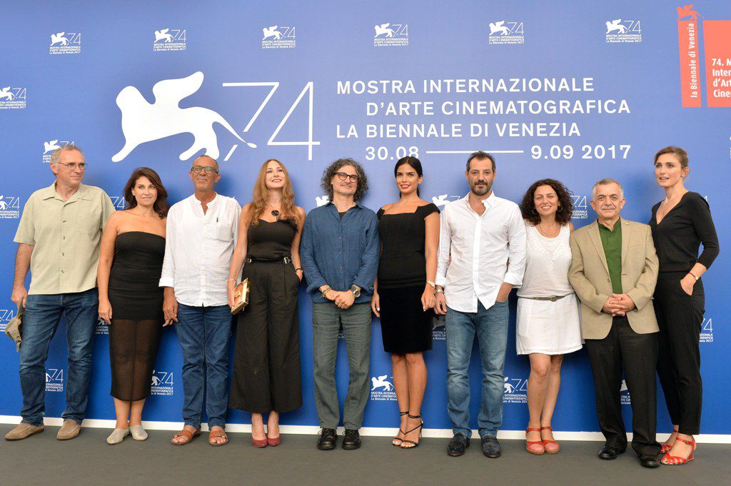 عادل كرم مع مجموعة من المممثلين وكاتبة الفيلم