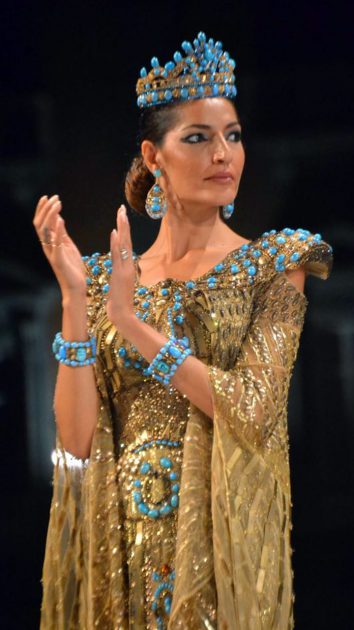 فستان ذهبي من مجموعة خريف/شتاء لعام 2018