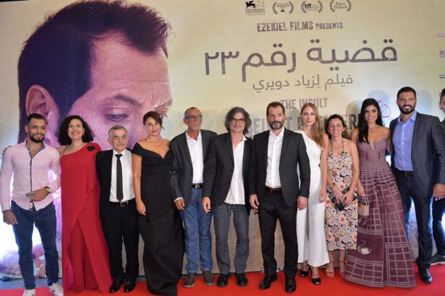 أبطال فيلم قضية رقم 23 يتوسطهم عادل كرم والمخرج زياد دويري