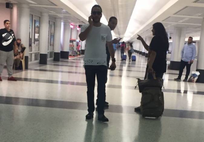 حسين الديك في مطار بيروت ويحمل هاتفاً
