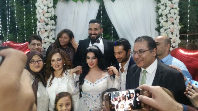 الفنان المصري عمرو سعد برفقة العروسين