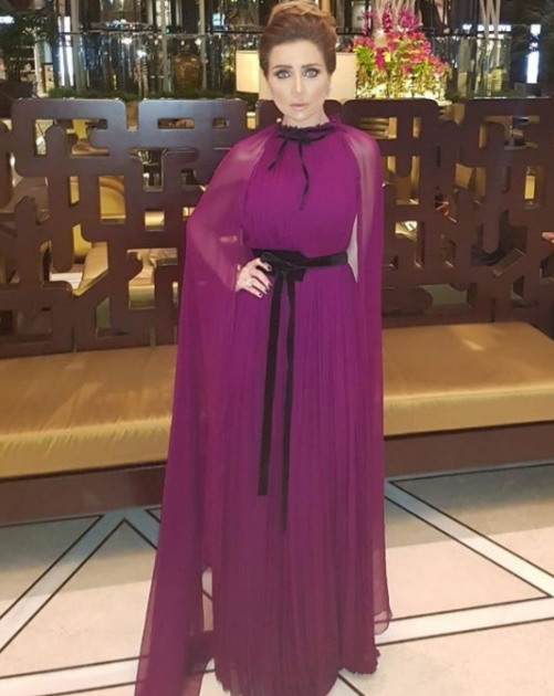 الفنانة المصرية مي عز الدين بفستان طويل وأناقة واضحة