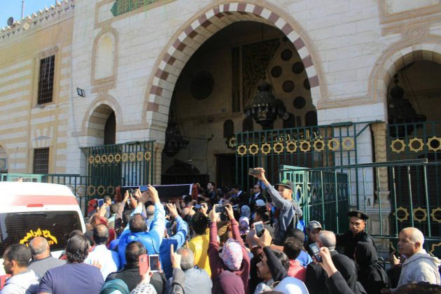 وصول نعش شادية إلى مسجد السيدة نفسية للصلاة عليها قبل دفنها