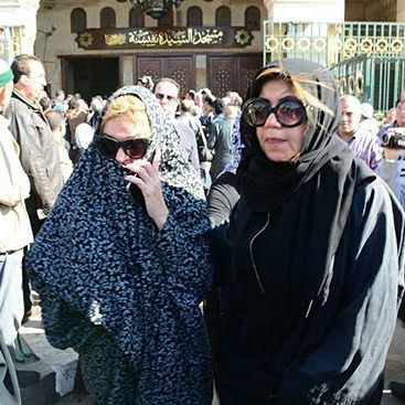 الإعلامية المصرية بوسي شلبي وصديقتها النجة المصرية يسرا في جنازة شادية