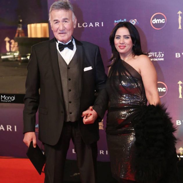 الممثل المصري الكبير عزت أبو عوف برفقة زوجته في حفل افتتاح مهرجان القاهرة السينمائي