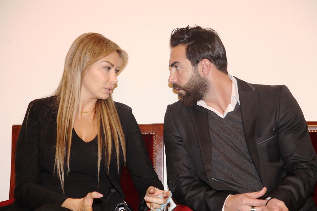 الممثل اللبناني كارلوس عازاء يواسي كريستينا صوايا بوالدها