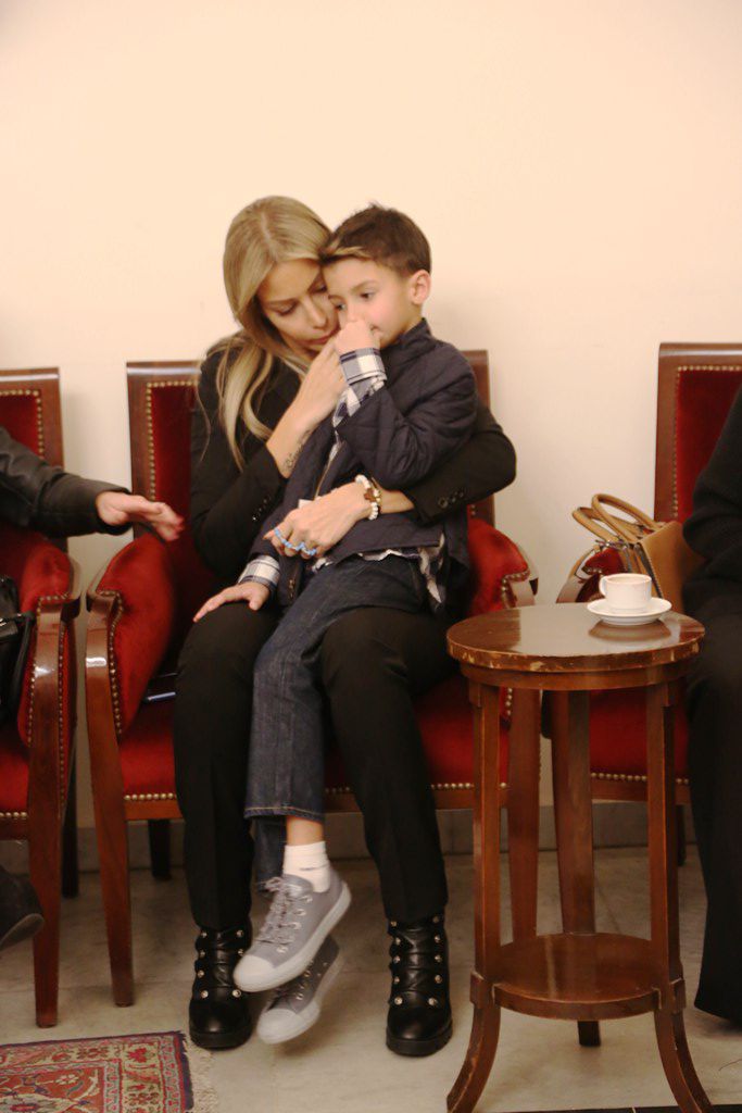 كريستينا تقبّل يد ابنها بحب
