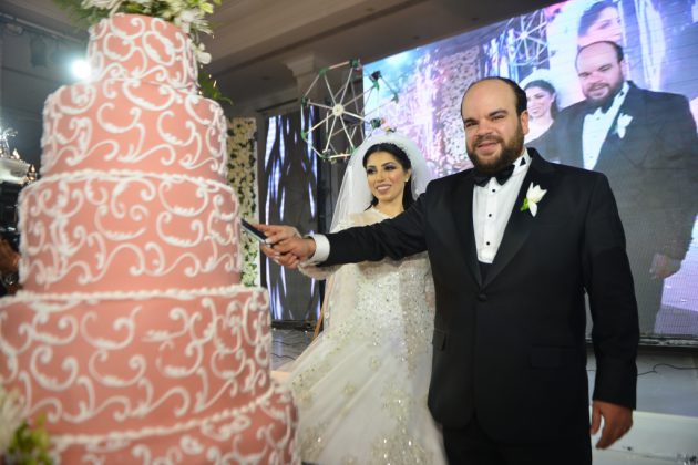 محمد عبد الرحمن برفقة عروسه