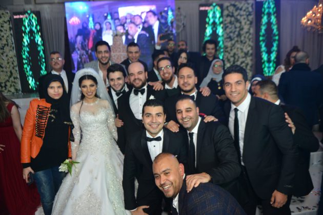 صورة جماعية مع العروسين