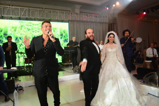 العروسان يرقصان مع عمرو دياب
