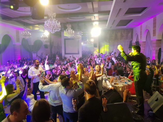 هشام الحاج يغني مع جمهوره