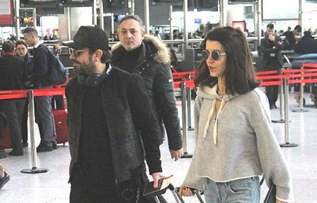 النجمة التركية بيرين سات وزوجها في المطار