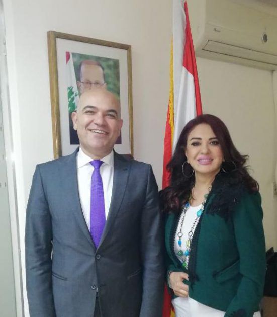 النجمة اللبنانية مادلين طبر برفقة القنصل اللبناني كمال أبي مرشد خلال زيارتها للسفارة اللبنانية في مصر