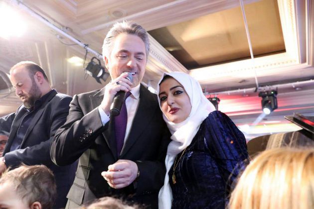 مروان خوري برفقة إحدى معجباته