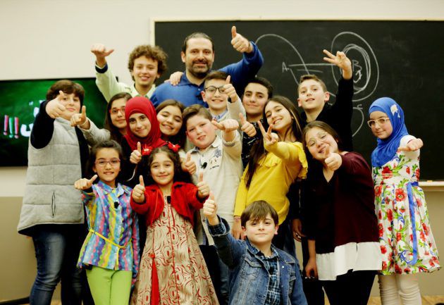 هكذا تجمع الأطفال حول سعد الحريري