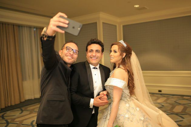 محمد رحيم وعروسه برفقة أحد الحضور