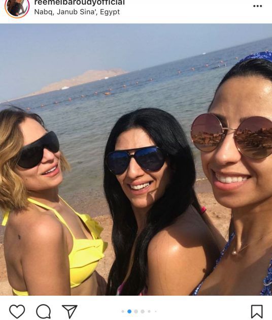 النجمة المصرية ريم البارودي بالمايوه البكيني برفقة صديقاتها على الشاطيء