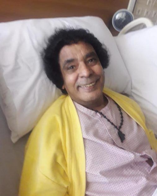 النجم المصري محمد منير يرقد على سرير المستشفى بعد العملية الجراحية