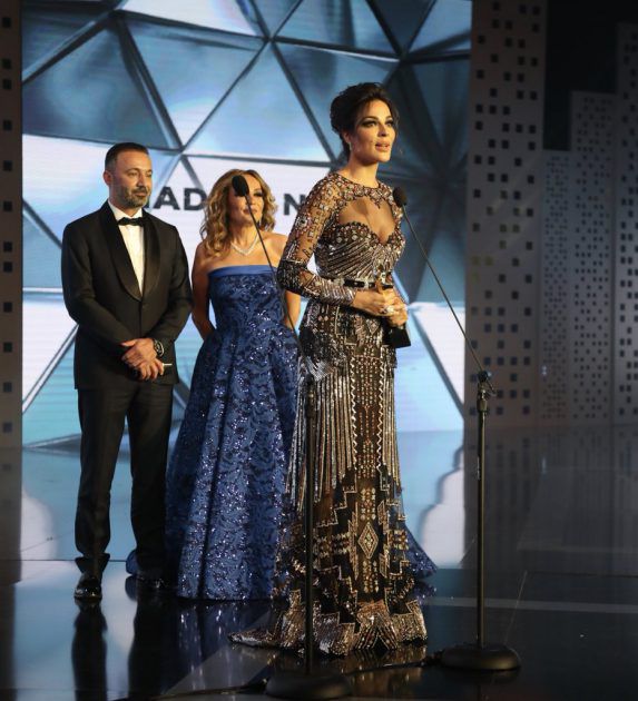نادين نجيم لحظة تسلمهها لجائزة أفضل ممثلة لبنانية
